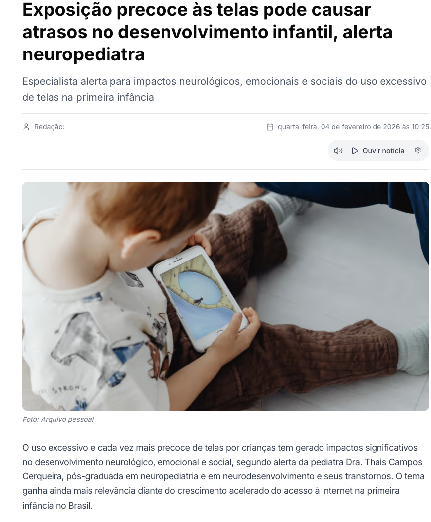 Criança pequena usando um tablet, ilustrando notícia sobre exposição precoce às telas