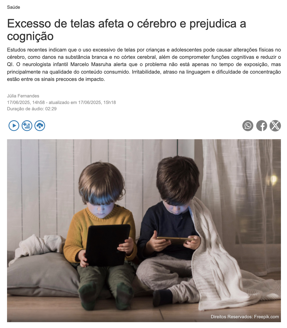 Duas crianças concentradas em tablets, ilustrando notícia sobre telas e cognição