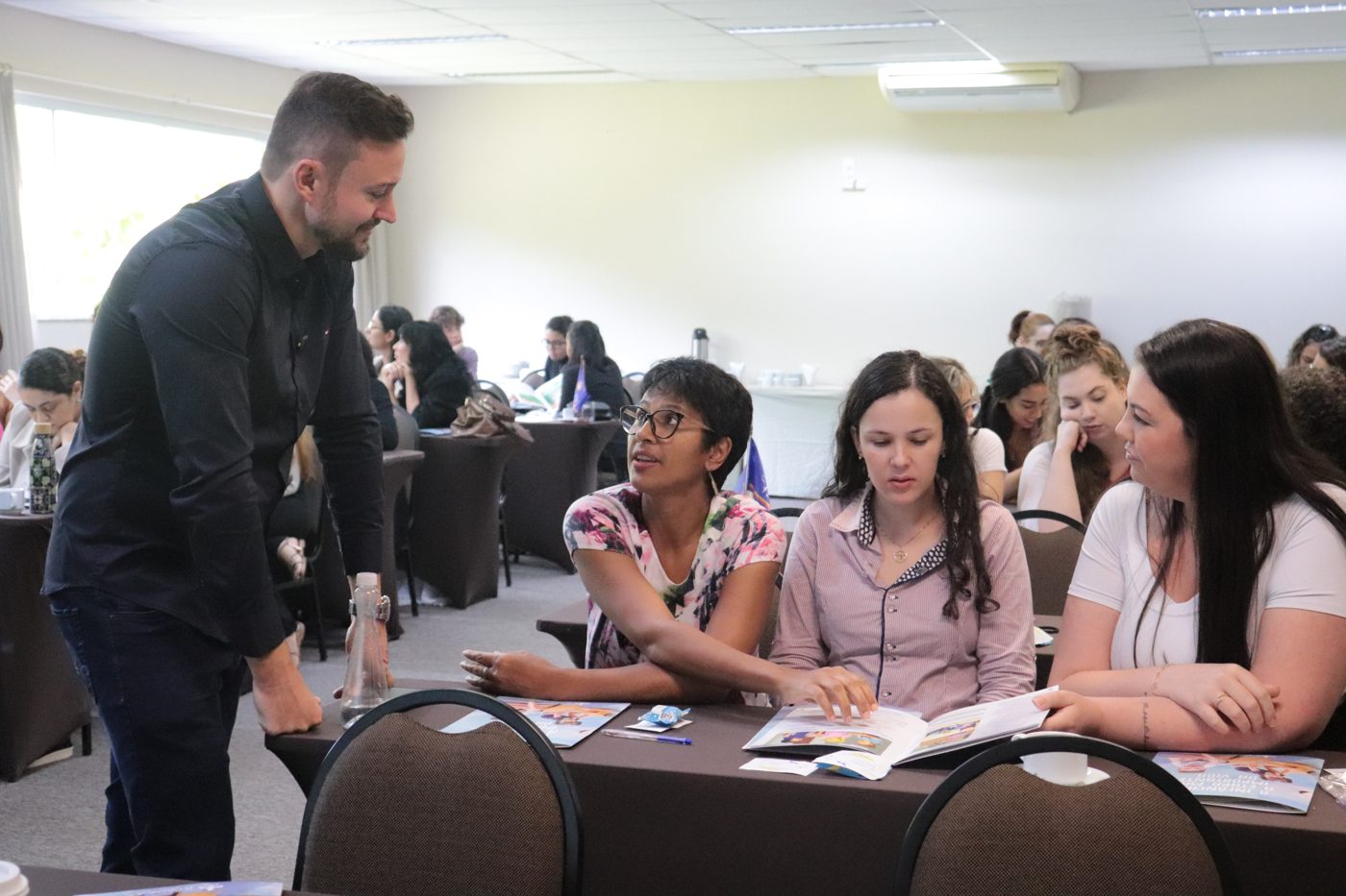 Roger Hansen em formações e palestras para educadores da primeira infância